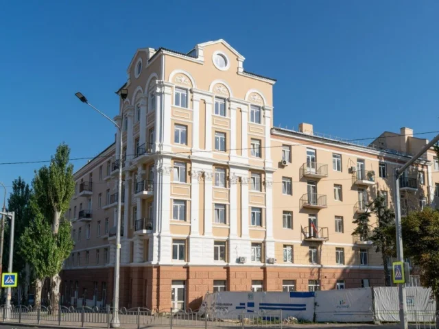 Фото: Двухкомнатная квартира в «сталинке» — ваш холст для создания дома мечты в самом центре города!
