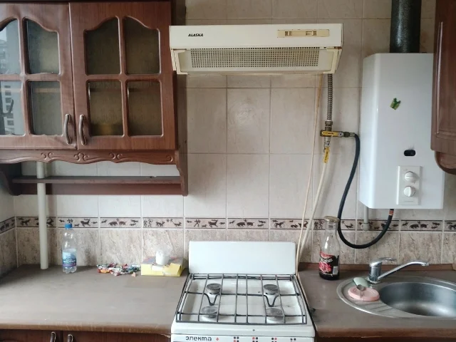 Фото: Продам 2 ком.кв., по. Победы 98, 5/5. Квартира не угловая, теплая, окна пластик, балкон застеклён пластик, крыша новая.