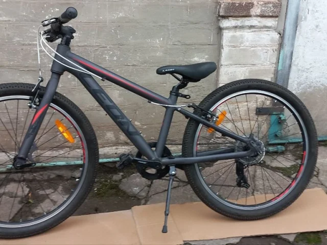 Фото: Продам подростковый велосипед. Колёса 24". Состояние отличное, алюминиевая рама. Из косяков- есть небольшие царапинки на