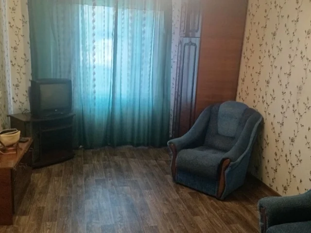Фото: 💬 Описание: Сдам однокомнатную квартиру на улице Коммунистическая в Пролетарском районе города Донецка с мебелью и бытов