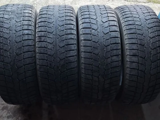 Фото: Продам зимнюю резину TOYO, в хорошем состоянии 215/60R16 95Н, производство Япония, без шишек и порезов. Цена 16000 за 4ш