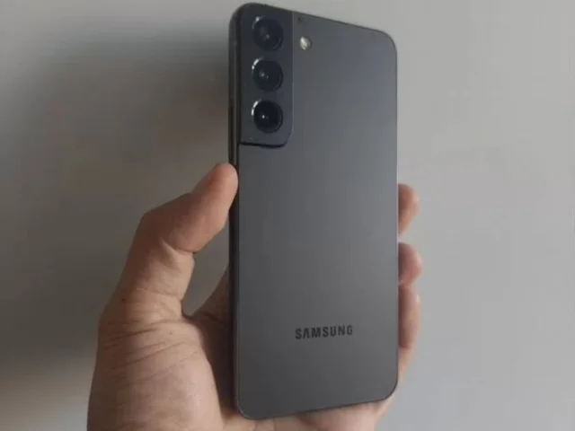 Фото: Продам Samsung galaxy s22 8/256 (на снапе) всё в оригинале, работает безупречно