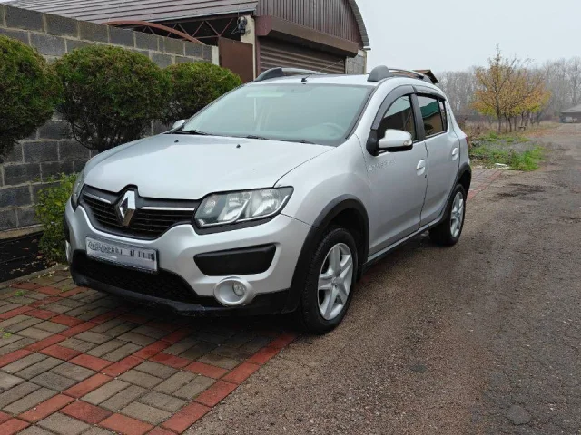 Фото: Продаю Renault Sandero 2015 год 1,6 авто в ис Renault Sandero правном состоянии. максимальная комплектация Заменены: сто