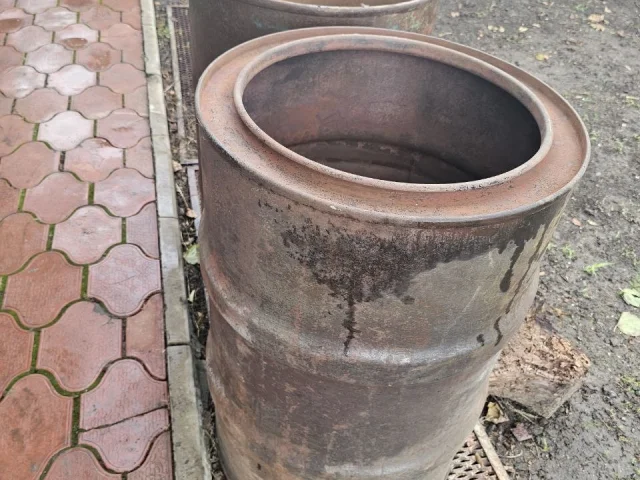 Фото: Продам 2 бочки для зерна с крышками .Бочки крепкие хорошие СССР.Цена бочки 1000 рублей.Доставка за небольшуб доплату воз