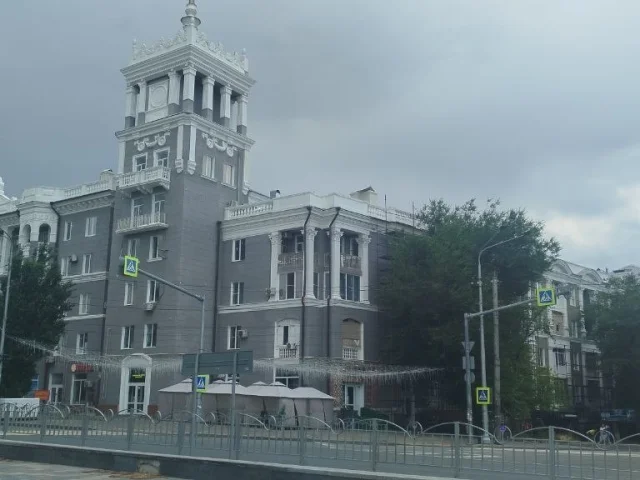 Фото: 🌍 Продаётся ТРЁХкомнатная квартира "СТАЛИНКА" расположена в Центральном районе г. Мариуполя, ул.Артёма (кольцо Драмтеатр