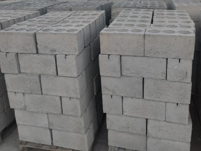 Фото: Продам вибропрессованный, пропаренный, стандартный, ровный, прочный шлакоблок, на три круглых отверстия