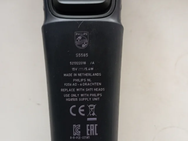 Фото: Продам Электробритву Philips S5885/30. Без зарядного. зарядное на озоне до 1000р. Лезвия почищенны, работоспособность мо
