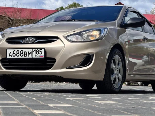Фото: Hyundai Solaris 2013 год. 1.4 литра бензин. Коробка классический автомат aisin. Отличное состояние. Без вложений. Стёкла