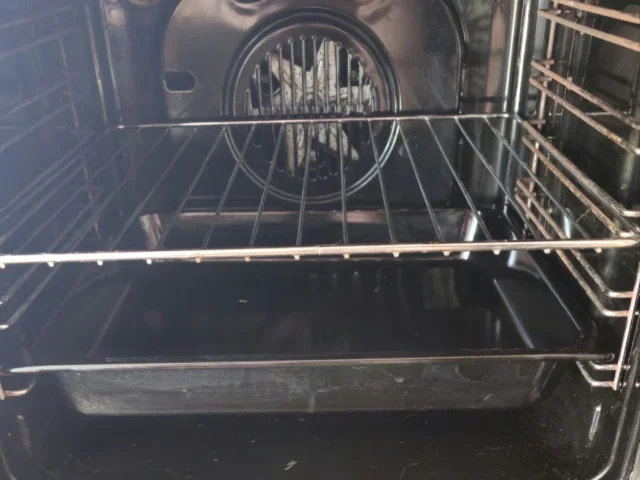 Фото: Продам комбинированную плиту Hotpoint Ariston производства Италия в отличном, чистом, полностью рабочем состоянии. Работ