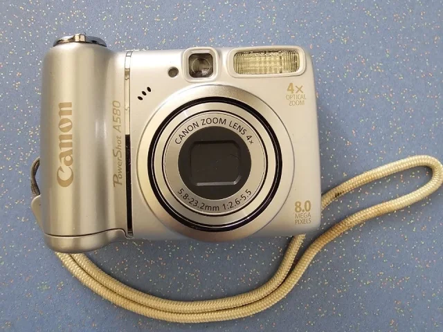 Фото: Продам фотокамеру Canon Power Shot A580 в отличном рабочем состоянии чехол флешка и батарейки в комплекте 6000р Луганск