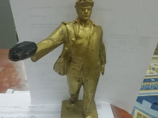 Фото: Донецкий шахтёр СССР, бронза, краска, 1960-е