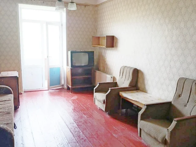 Фото: Продается 1-комн. крупногабаритная квартира в Алчевске от собственника (сталинка с выс. потолками 2,9 м). Расположение: