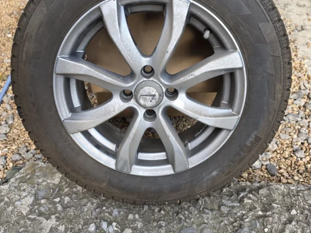 Фото: Продаю комплект зимней резины на дисках. Pirelli Winter Zero 240 185/65 R15 92T