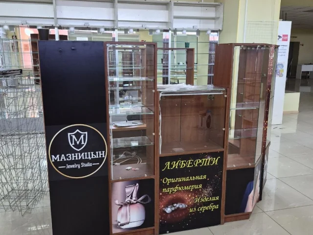 Фото: Срочно продам торговое оборудование. Самовывоз. Шкаф зеркало с подсветкой 5000р за 1 шт (всего 9шт), уголок-10000р, витр