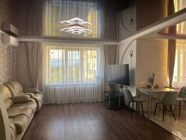 Фото: Продам свою 4 х комнатную квартиру с красивым ремонтом. Район Кирова. Улица Кирова. Комната студия и все комнаты раздель