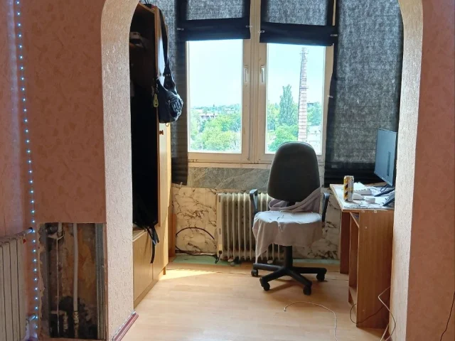 Фото: Продам 3х комнатную квартиру, 9/9 этажного (вода доходит), имеется тех. этаж (можно установить накопители). Состояние жи