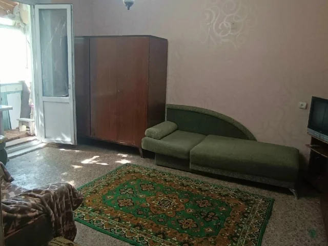 Фото: Горловка! Продам 1-ком.кв-ру, ж/м Строитель, ул. Жукова 8, 3/9, не угловая. Лифт работает. Общ. пл. 30 кв м. Окна пласти