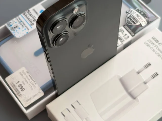 Фото: Айфон 13 Pro Max(256) акб 84% Цена 29 тыс. Комплект с чехлом и блоком и шнуром Apple.( без коробки)Донецк. Без обмена ,