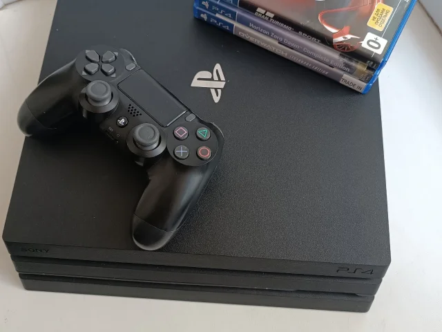 Фото: Продам Sony PlayStation 4 Pro, 1 ТБ.В комплекте: консоль, 1 оригинальный геймпад, 3 диска, 7 игр на аккаунте (см. фото),