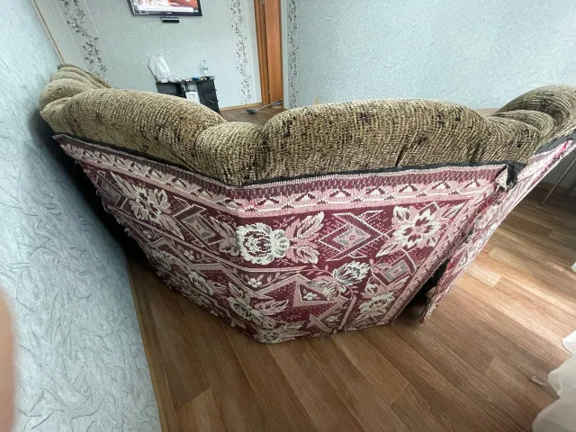 Фото: ОТДАМ диван и кресло, б/у, продавлен в нескольких местах, самовывоз, находится в Макеевке (в районе Галактики)