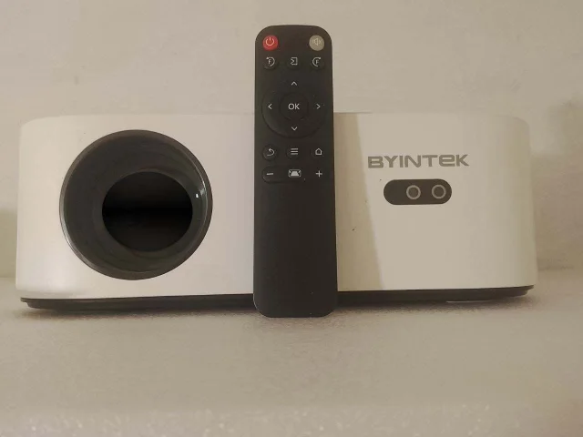Фото: ‎Продам проектор Byintek. Разъемы HDMI 1, HDMI 2, USB 1, USB 2, AUX 3,5. Wifi. Пульт управления. Родное расширение 1920*
