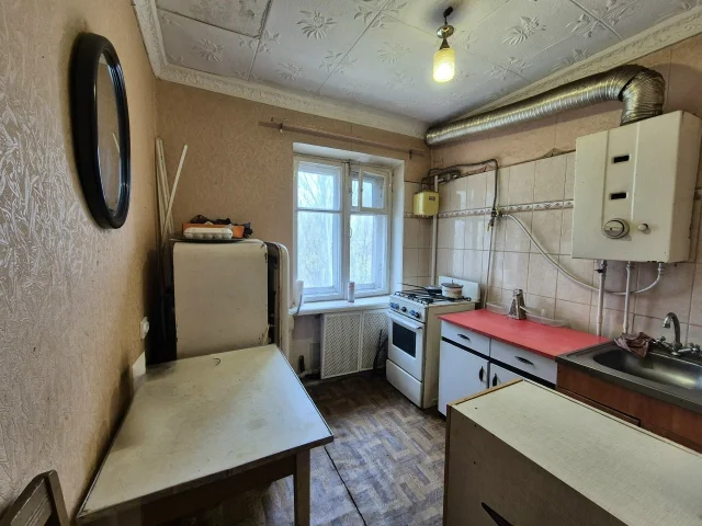 Фото: Продам 1 ком.кв-ру, ул.Комсомольская 44, 5/5. Крыша шиферная, не течет. Не угловая, трубы на воду , канализацию и стояки