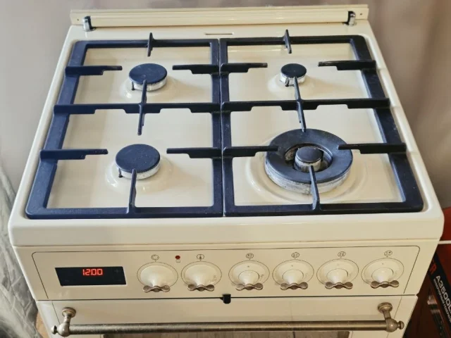 Фото: Продам комбинированную плиту Gorenje K67333W с документами в отличном, новом состоянии. Конфорки газовые с электророзжиг
