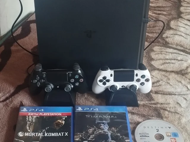 Фото: Продам Playstation 4 slim 1tb два джойстика,охлаждающая подставка,3 диска и две игры на аккаунте купленые-25000₽