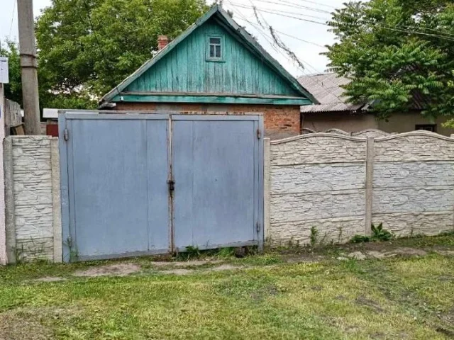 Фото: Продам дом г. Луганск ул. Кольцевая ( выше поликлиники МВД ).  Дом 74 кв.м., участок 4.3 сот.. Участок ровный и чистый,