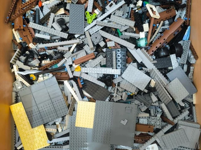 Фото: Продам конструктор Lego россыпью, общий вес 9 кг. Лего аналог, огромный пакет, есть пластины и крупные детали, подвижные