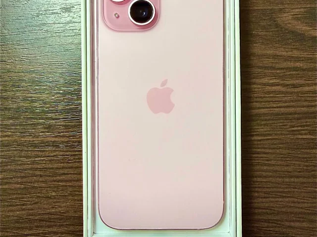 Фото: iPhone 15 128 ГБ SIM-eSIM, отличное состояние, всегда в чехле и стекле. АКБ 88%. Полный родной комплект + новый чехол и 