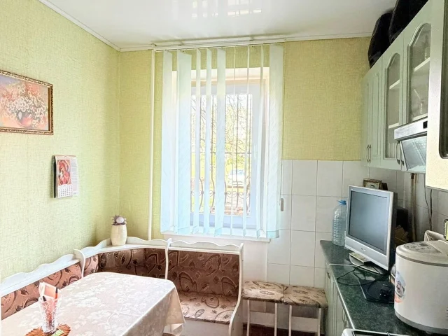 Фото: Продам 3-х ком.кв-ру, ул. Жукова 36, 1/9. Квартира не угловая , теплая с раздельной планировкой. Новые входные и межкомн