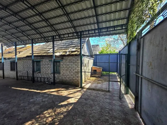 Фото: Сдам дом (56 кв.м.) участок 5 соток по ул. Мухина 📍. На территории: дом 🏠, летняя кухня 🍳, заезд для авто 🚗, новый навес