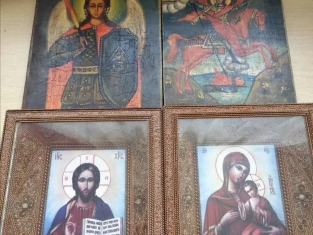 Фото: Продаю иконы:верхние Архангел и Архистрат Михаил 5к. за одну; нижние 3к. за одну. Или 12к. за всё