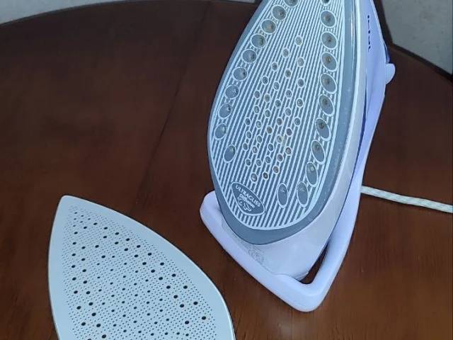 Фото: Утюг Tefal FV 5177 c антипригарной накладкой на подошву для очень деликатных тканей, б/у, в нормальном рабочем состоянии