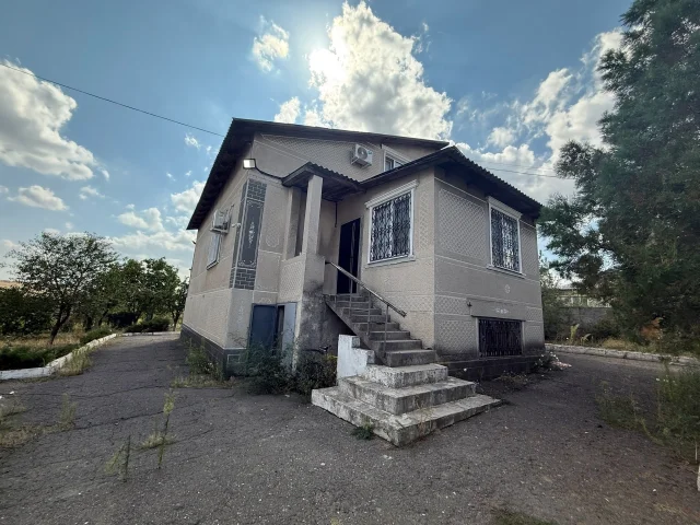 Фото: Продам 3-х этажный дом в г. Стаханов