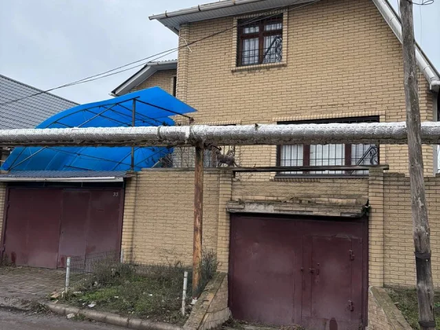 Фото: Сдается дом на длительный срок , до 300кв м2 в Куйбышевском районе , ориентир пл Бакинских Комиссаров. Вода 24/7 , накоп