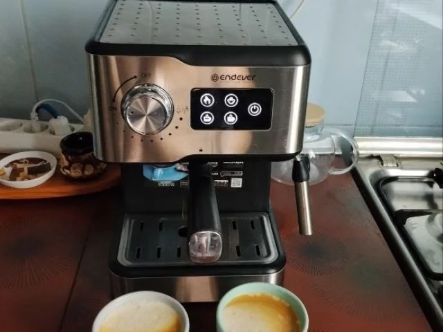 Фото: Продам Кофеварку рожковую 3500₽.электрическая с капучинатором ENDEVER Costa-1095 и подогревом для кофе 20 бар / 1000 Вт.