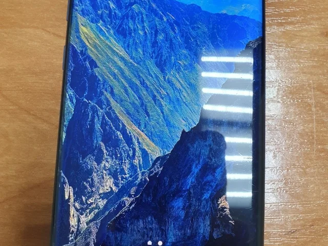 Фото: Продам телефон Samsung galaxy note 10 plus 5g 12/256. Экран целый, есть небольшие потертости, менялась задняя крышка