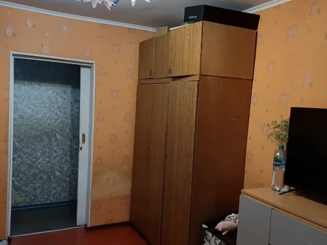 Фото: Продам 3к.кв НЕДОРОГО, Ильичевский район,пр.Металлургов, 200.Этаж 5/5,площади 60/40/6 м2,пластиковые окна, балкон застек