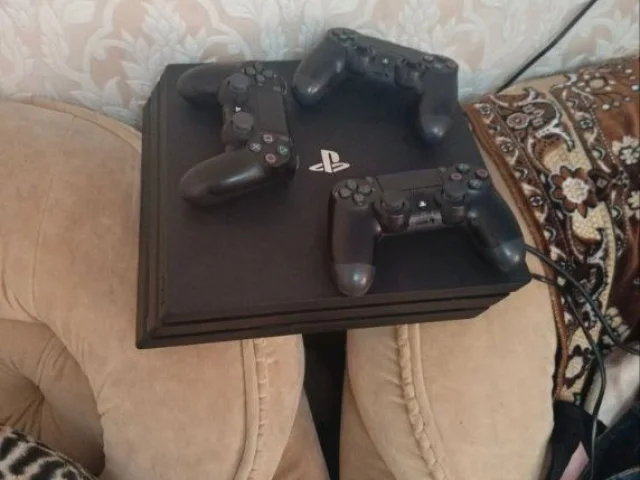 Фото: Sony PlayStation 4 pro 1Tb памяти, состояние отличное, на ней есть игры +аккаунт на котором можно качать игры,+много игр