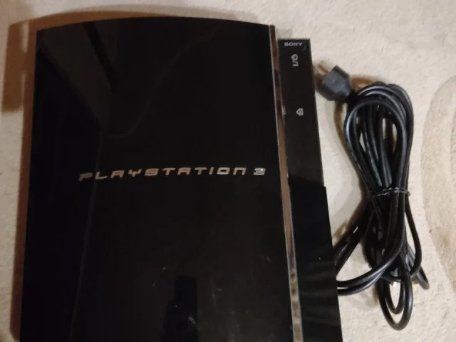 Фото: Приставка Sony PlayStation 3. В отличном состоянии, не греется, не шумит. В комплекте: приставка, беспроводной геймпад,
