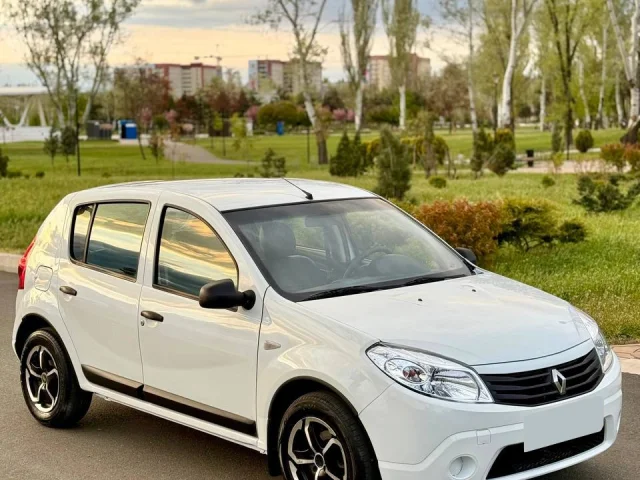 Фото: Продаю Renault Sandero 2012, 1.4 (8 кл), есть газ вписан, пробег 191.800 км. ТО пройдено. Кузов оцинкованный, без корроз