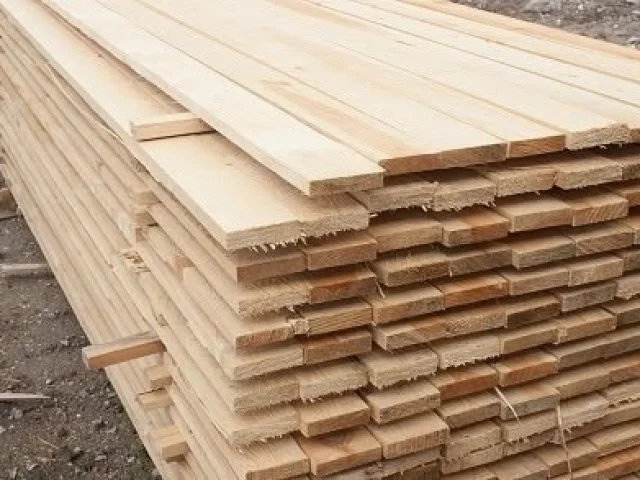 Фото: Продам доски хвойных пород. Ширина доски от 15 см., до 35см.; толщина от 3 см., до 5см.; длина от 2м. до 4м. Цена 15 руб
