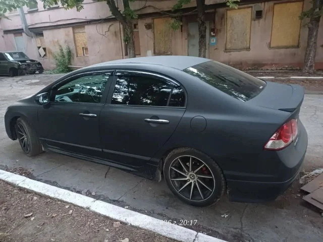 Фото: Продам Хонда Цивик 2008 год, 1.8 газ/бензин, хорошее состояние, цвет черный Раптор, салон велюр, новая резина лето на ди