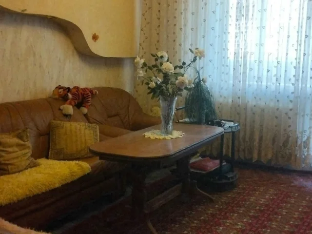 Фото: Горловка!!! Цена снижена на 200 тыс.руб. Продам 3 ком. кв-ру, ж/м Строитель, ул. Оленина 18, 3/9. Общая площадь квартиры