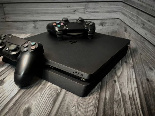 Фото: продам ПРОШИТУЮ ps4 slim на 1000 gb + 2 джойстика + 17 топовых игр в отличном состоянии. полностью обслужена 18.10.2025