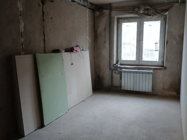 Фото: Горловка. Продам 2-х ком. кв-ру, площадью 45 кв. м., ул. Кирова 45, 2/5. Квартира в стадии ремонта: новая бронированная 