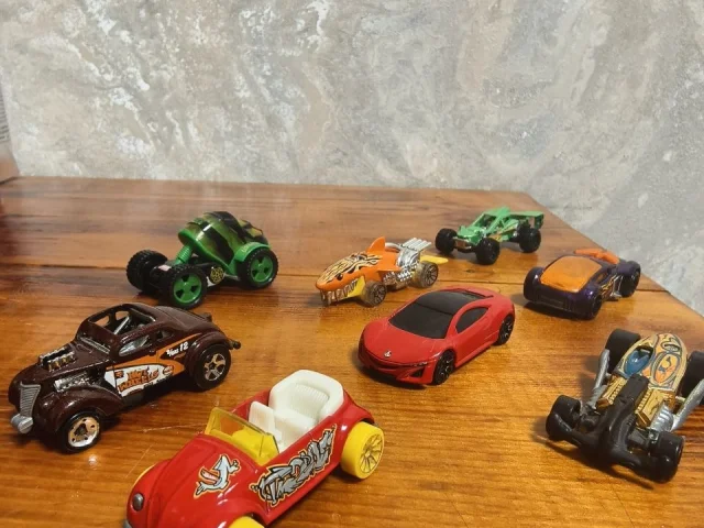 Фото: Продам свои машинки Hot Wheels. Состояние отличное, не биты не крашены)