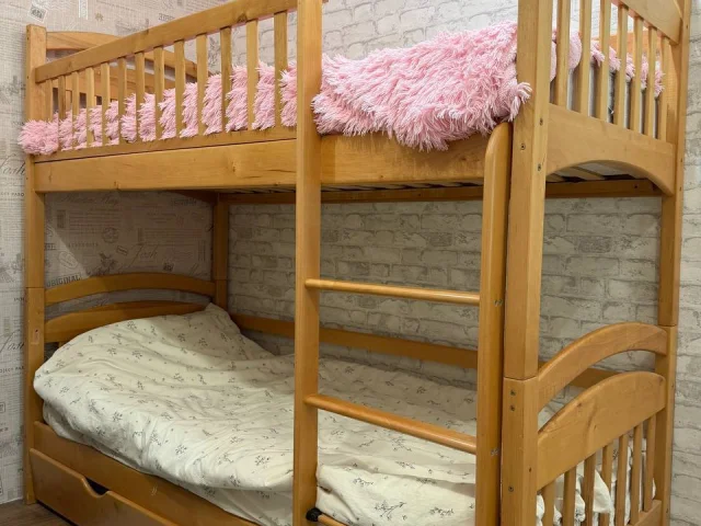 Фото: Продам двухъярусную кровать с двумя матрасами б/у:
